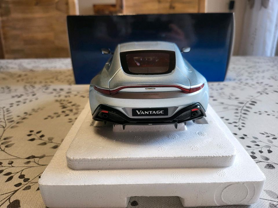 Aston Martin Vantage 2019 magnetic Silber 1:18 Autoart OVP 70276 in Senden