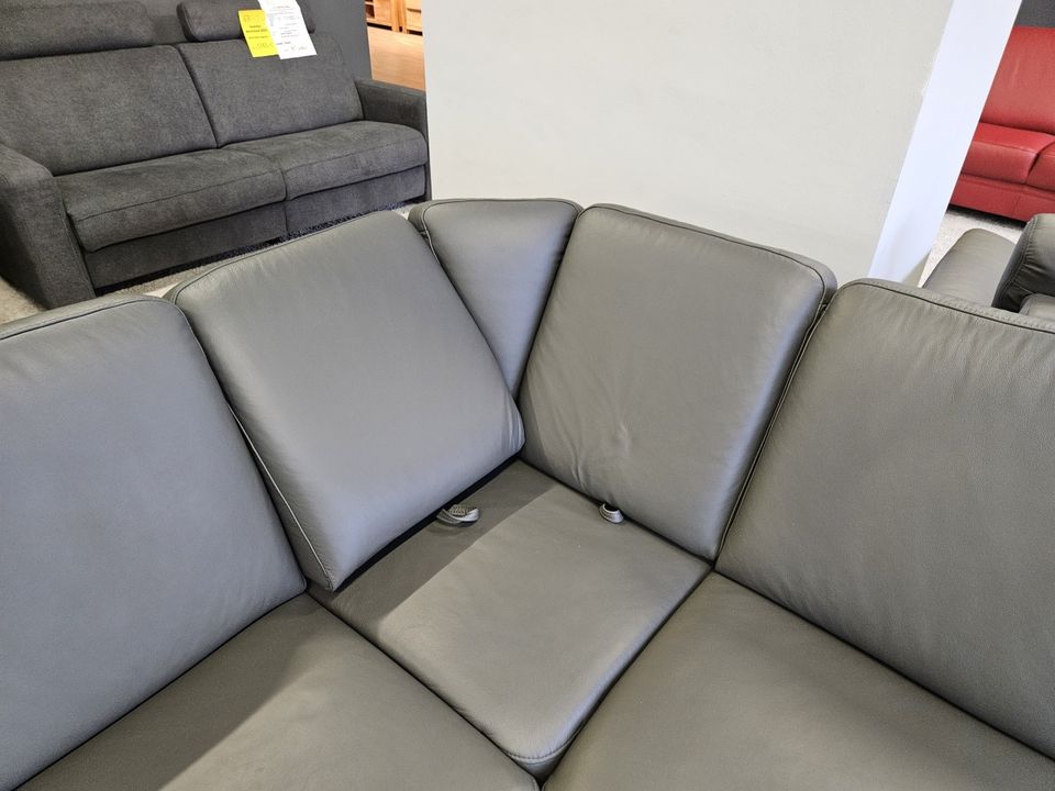 NEU ECHTLEDER Wohnlandschaft Couch Ledersofa Bettfunktion Kasten in Krefeld