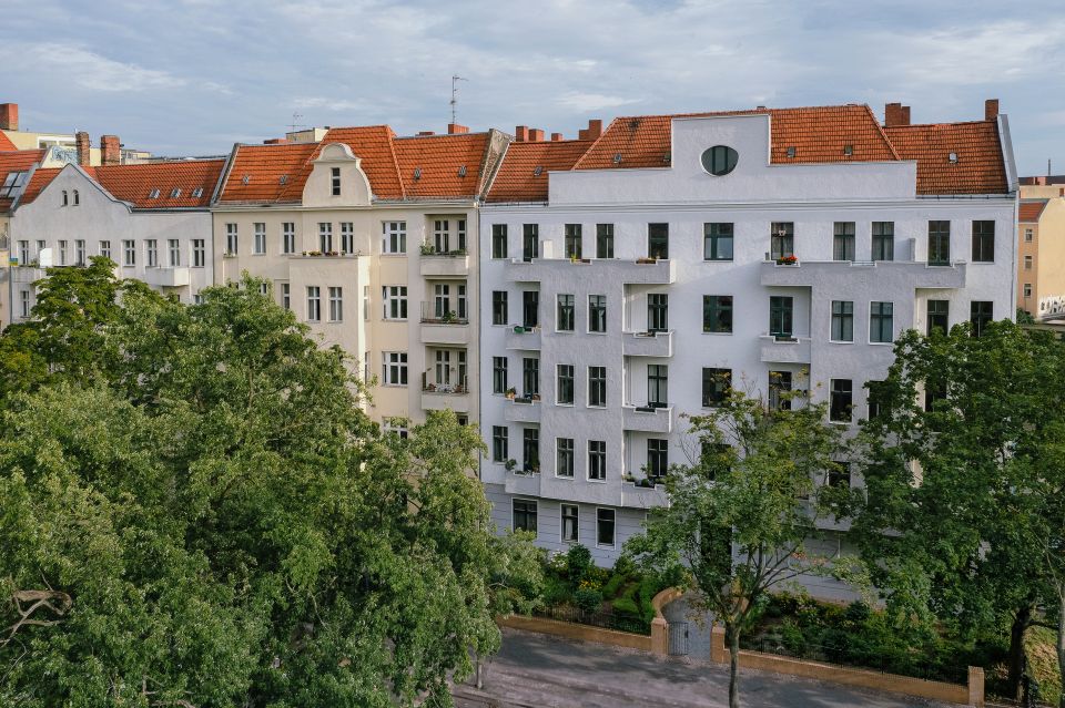 Schöne, bezugsfreie Altbauwohnung mit 1 Zimmer, Balkon & großer Essküche in Berlin