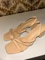 Beige/Nude Sandalen mit Absatz -Größe 41, eleganter Look Frankfurt am Main - Nieder-Eschbach Vorschau