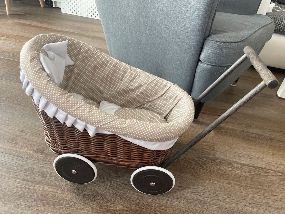 Super süßer Puppenwagen/Stubenwagen von Wicker in Erfurt