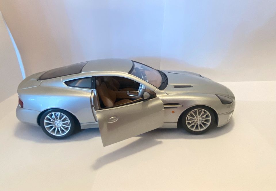 Bburago Modellauto Aston Martin Vanquish 1:18 in Rodgau