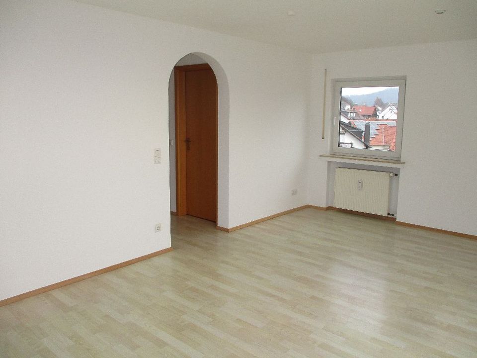 Gepflegte 3 Zi-Wohnung mit Einbauküche, Garage und Gartennutzung in guter Wohnlage in Bad Emstal