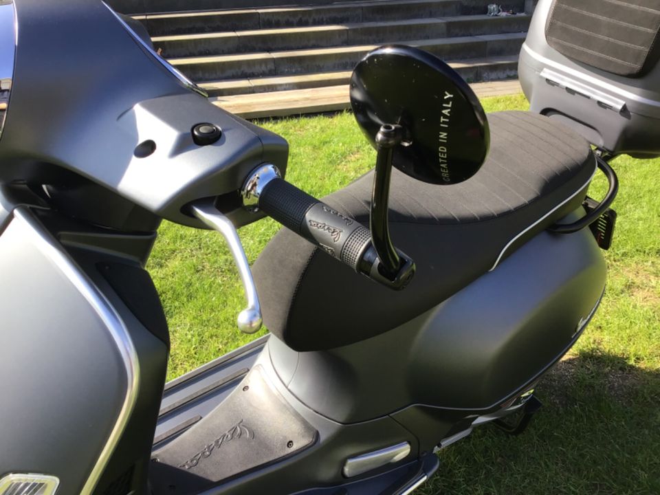 NEUW 125 VESPA GTS SUPER SPORT GARANTIE TOPCASE AKRAPOVIC RIZOMA in Wiesbaden