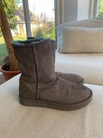 UGG Boots Classic Short Gr. 39 grau top Zustand original Mecklenburg-Vorpommern - Bergen auf Rügen Vorschau