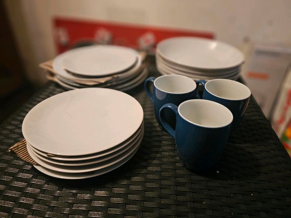 Weisses Geschirr + blaue Kaffeetassen abzugeben in Bremen