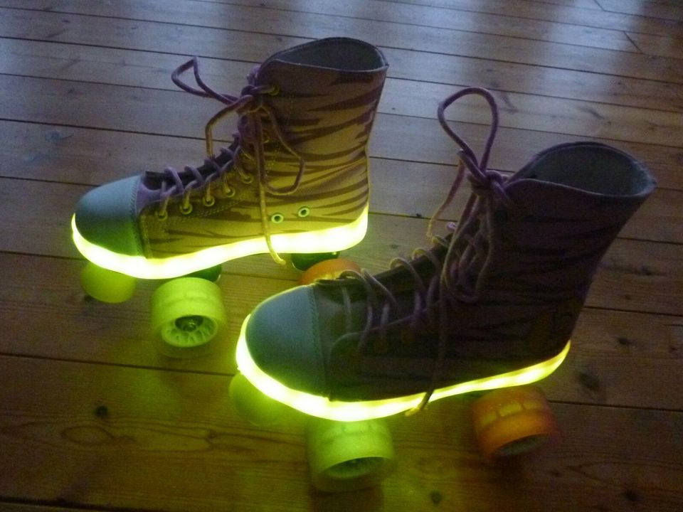 Wunderschöne LED Playlife Rollschuhe in Größe 34/35, NEU in Güntersberge