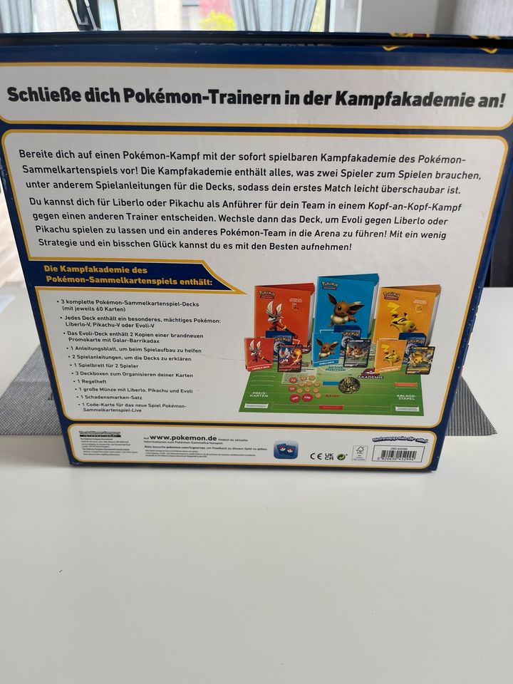 Pokemon Kampf Akademie mit Zubehör in Bonn