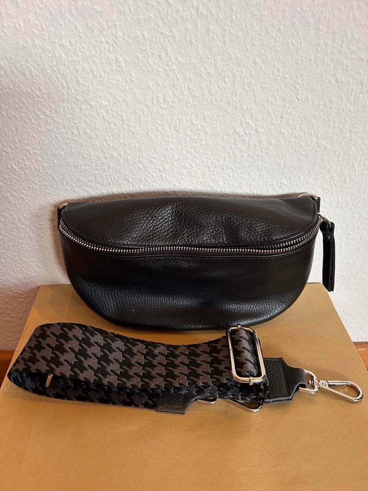 Crossbody Bag schwarz Leder grau-schwarzer Gurt in Hamburg