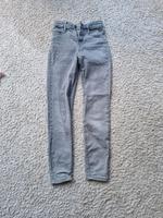Schmale Jeans hellgrau Bershka Eur 32 mit Seitennieten Sachsen - Radebeul Vorschau