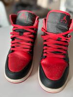 Air Jordan 1 MID in schwarz/rot Größe 42 Herzogtum Lauenburg - Wentorf Vorschau