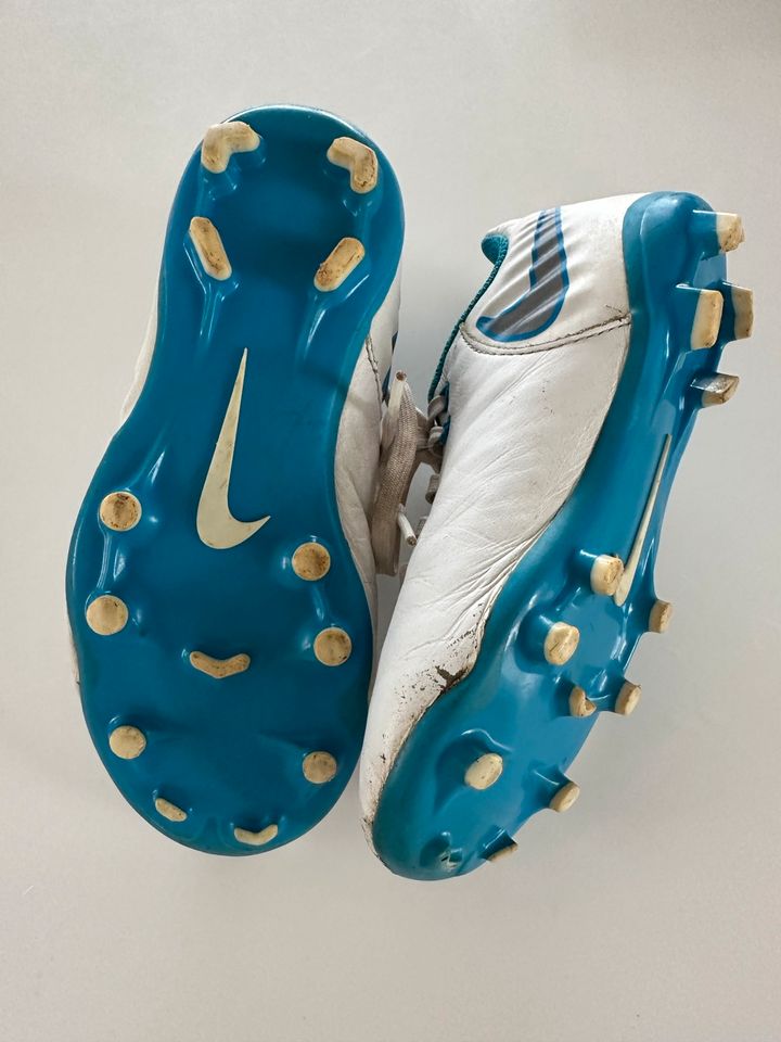 Nike Fußballschuhe weiß weiches Leder Gr. 28,5 in Haßfurt