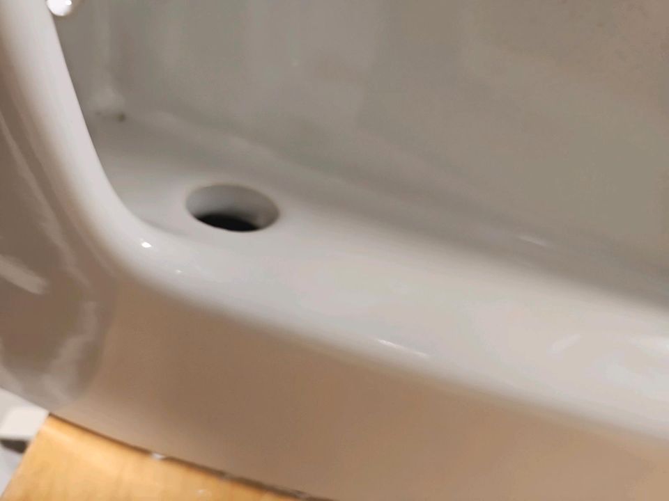 WC Toiletten Becken Tiefspüler weiß Wandhängend in Frohburg