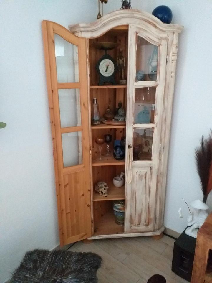 Eckschrank/Eck Vitrine aus Holz und Holzspiegel und Hocker in Rosenheim