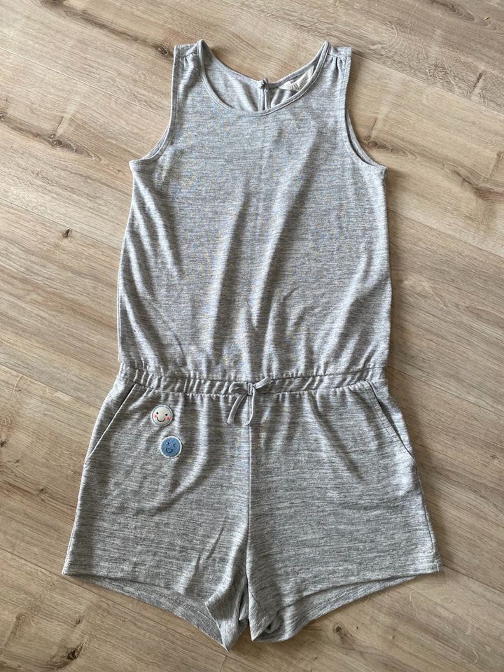 H&M kurzer Jumpsuit Silber grau Smiley Patches 152 in Köngen