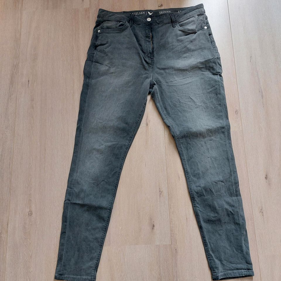 Gr. 44 Ernstings Jonas Nielsen Skinny Jeans Grau in Bremen