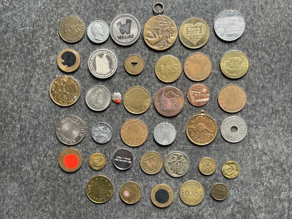 Interessantes Konvolut Münzen Alte Automatenmarken Medaillen in Halsbrücke