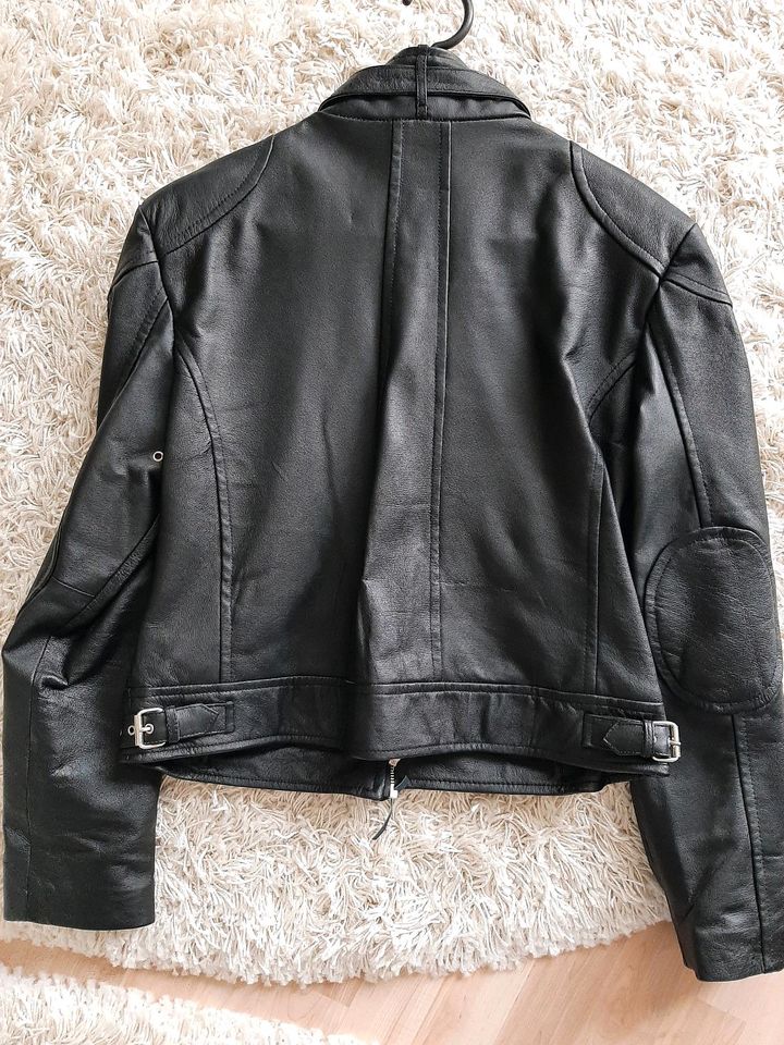 Schwarze Lederjacke / 100% echtes Leder - Größe: XL in Günzburg