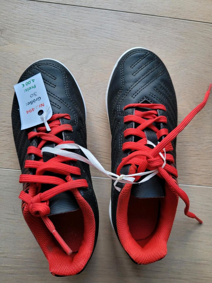 Kinder Fußball Schuhe mit Stollen Größe 30 von DECATHLON in Renningen