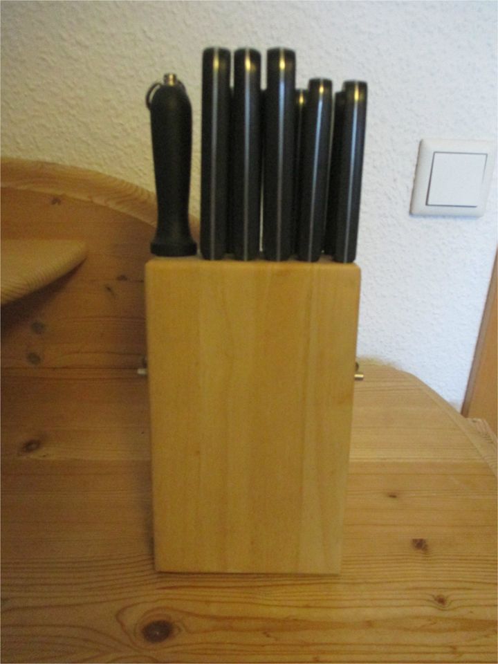 Messerblock aus Holz mit Messern und Wetzstahl - unbenutzt in Leopoldshöhe