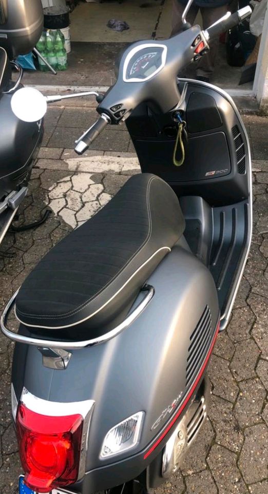 Vespa GTS 300 Super in Grau/Rot in Mannheim