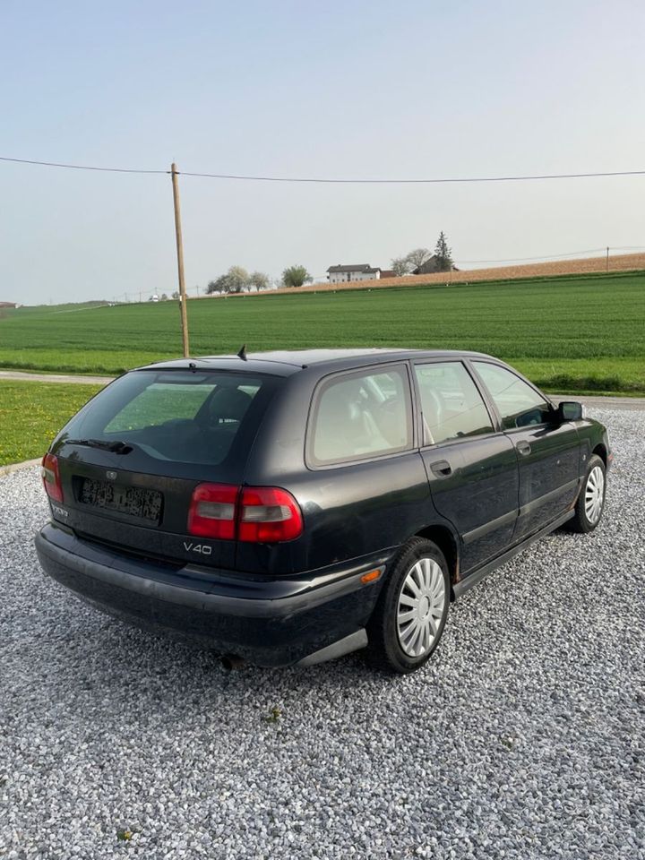 Volvo V40 1.8, Klima, Teilleder in Baierbach