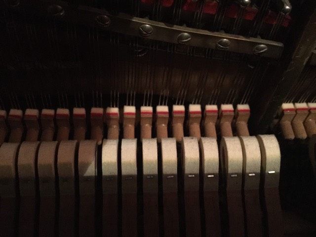 Klavier aus dunklem Holz in Mering