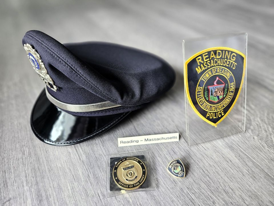 Polizeimütze Polizeiabzeichen Massachusetts Police Patch Pin USA in Berlin