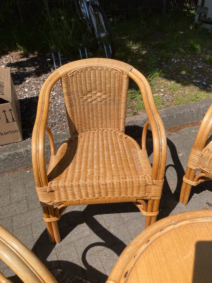 4 Korbstühle, 1 Tisch Rattan in Fockbek