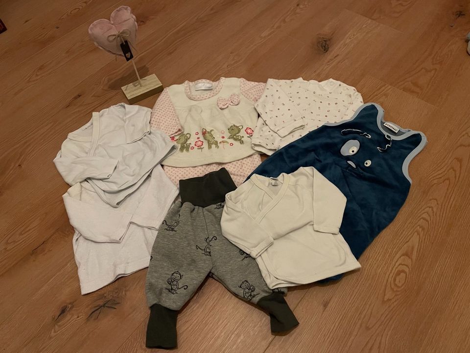 7 Kleidungsstücke Neugeborenen Gr. 50-56 Hose, Pullover, etc. in Bremen