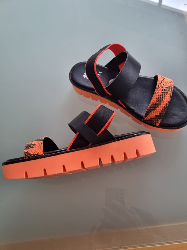 GMK Sandalen in Schwarz/Orange in Dessau-Roßlau