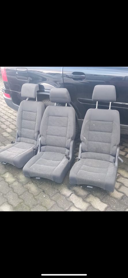 VW Touran 1T Sitze Sitz hinten Mitte Rechts Links in Nordrhein-Westfalen -  Soest, Ersatz- & Reparaturteile