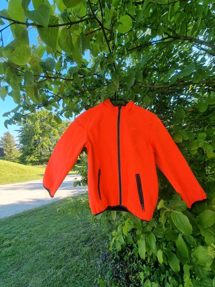 Neon orange Regenjacke, ideal zum Fahrradfahren in München