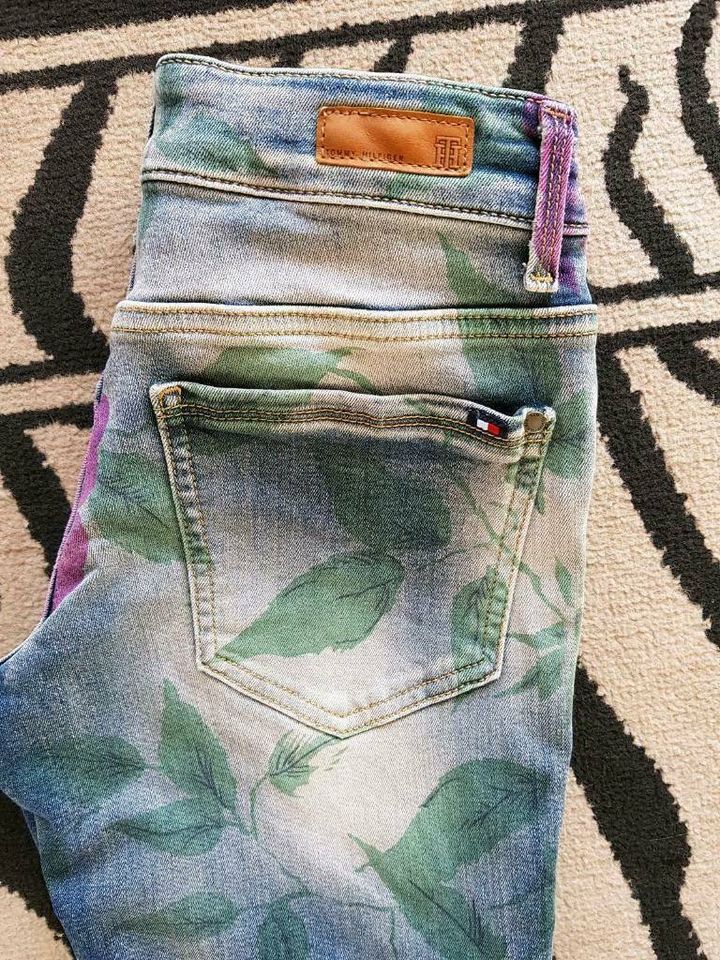 Hilfiger Jeans Milan Größe 27/32 Blumen in Saarwellingen