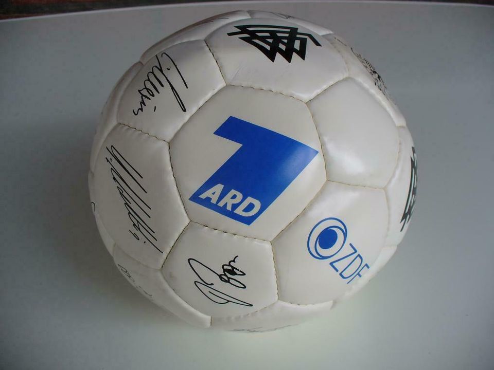 Fußball der WM 1990 mit Autogrammen der Spieler in Mainz