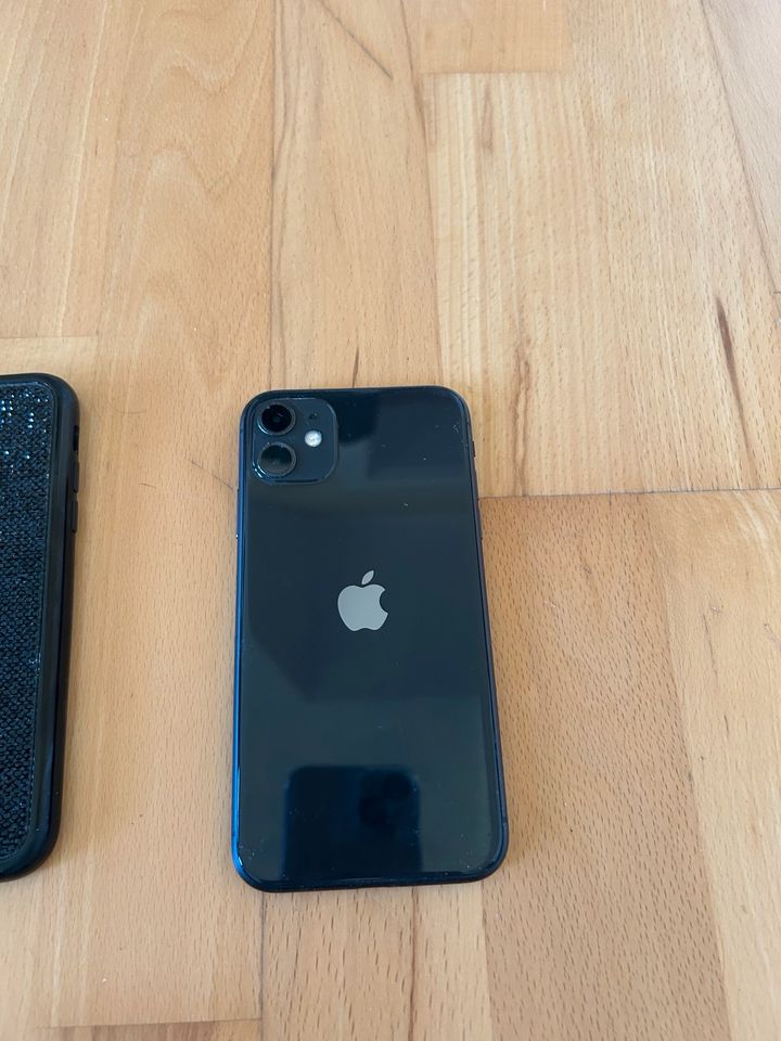 iPhone 11 in schwarz in Üttfeld