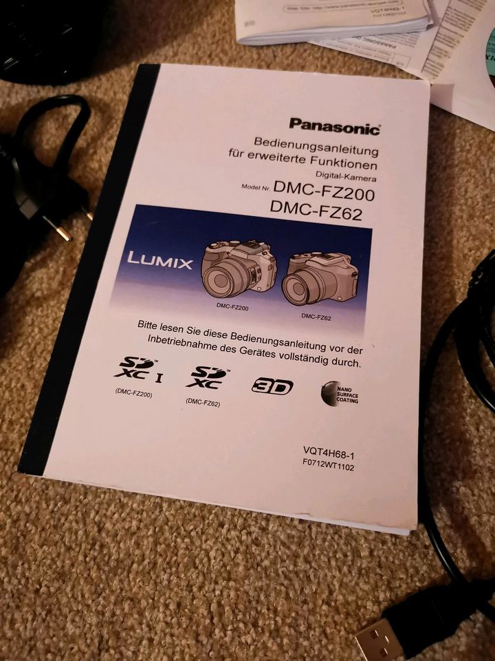 Panasonic Lumix DMC-FZ 200 mit Zubehör in Schöngeising