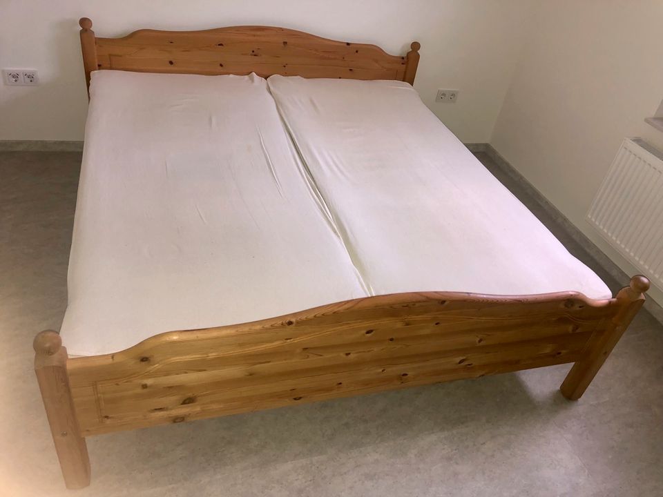 Bett Doppelbett 1,90m x 2,10m inkl. Lattenrost und Matratzen in Gotha