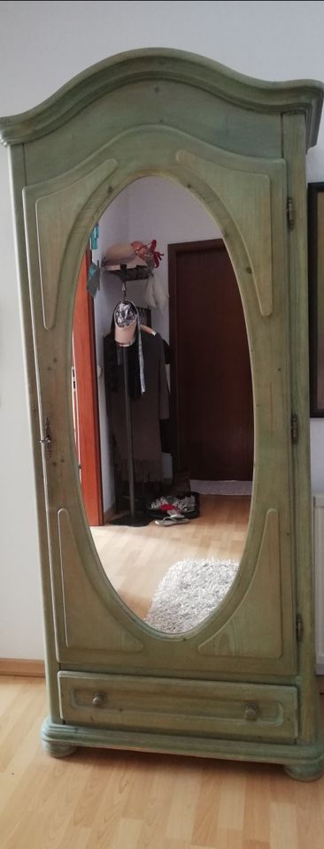 Wunderschöner Garderobenschrank mit ovalem Spiegel ❤️ in Nehmten