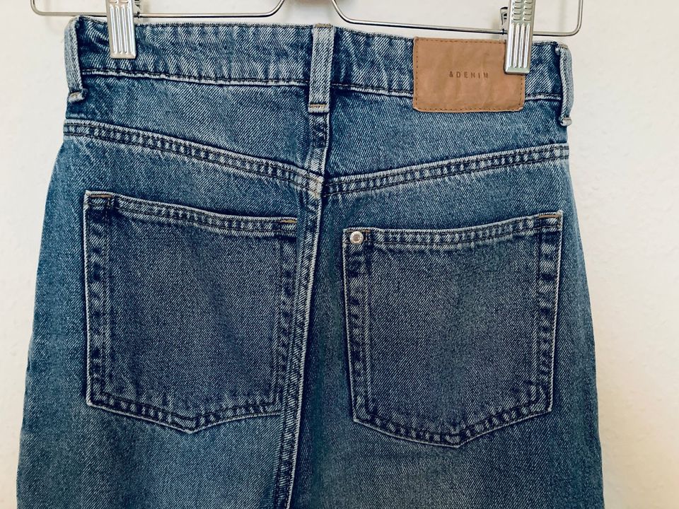 H&M 90s Straight Ultra High Jeans / Mittelblau / Größe 34 in Berlin