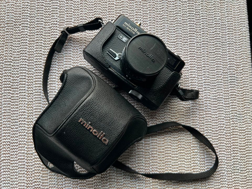 Minolta HI-Matic E Kamera, schwarz mit Ledercase *Vintage* in Schotten