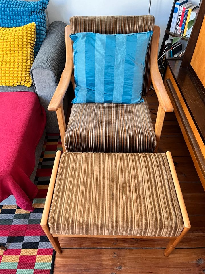 Vintage armchair with footrest in Berlin