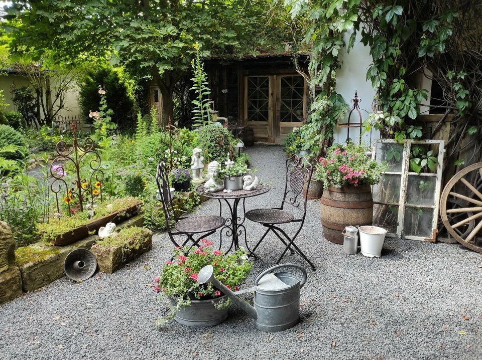 Kleine Zinkwanne, alte Gießkanne, Holzfass, Gartendeko in Itzgrund