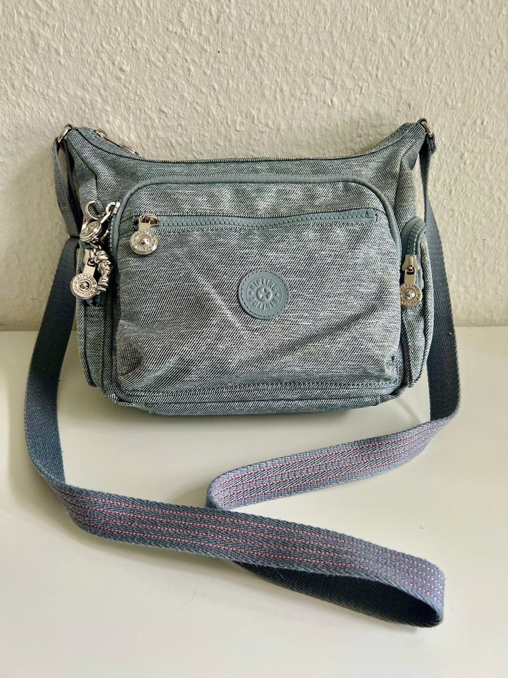 Kippling Cross Body Handtasche mit Affenanhänger, Jeans-hellblau in Hamburg