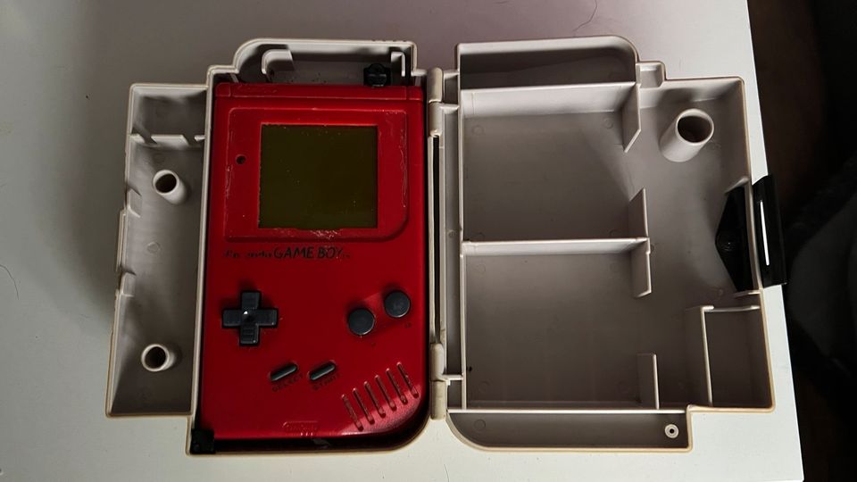 Gameboy Classic Rot + Case in Langenhagen