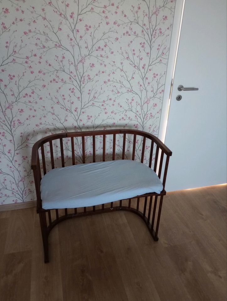 Baby-Beistellbett mit Matratze und anderem Zubehör in Berlin