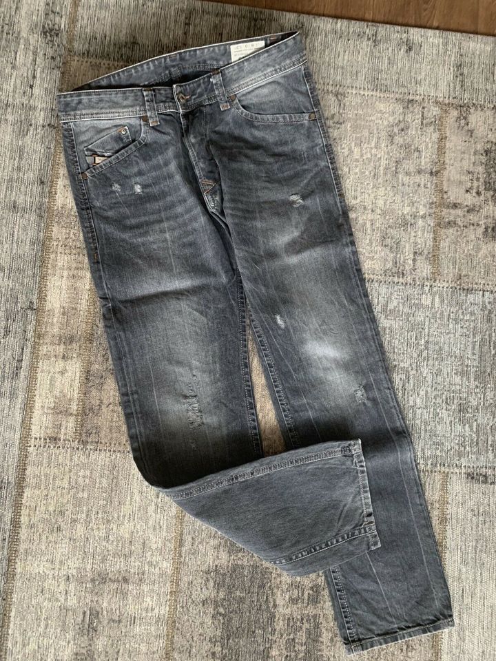 Diesel Jeans Darron Wash 0841B W30 L30 grau neuwertig in Wolfenbüttel