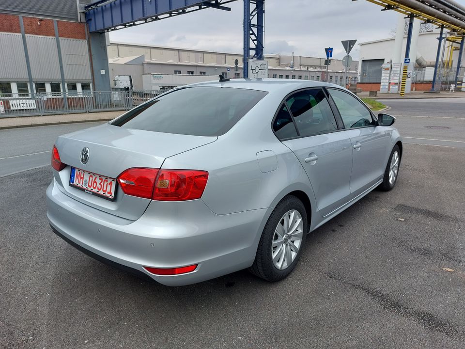 VW Jetta 1.6 TDI Klimaautomatik Navi Zahnriemen gewechselt in Mülheim (Ruhr)