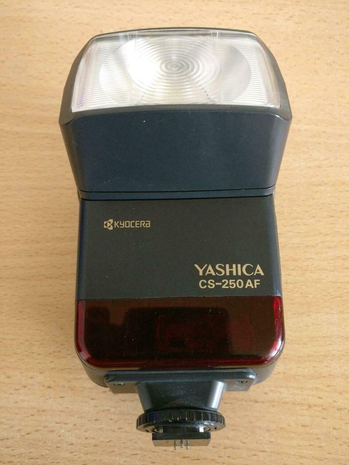 Yashica 200-AF analoge Spiegelreflexkamera mit Objektiv und Blitz in Neresheim