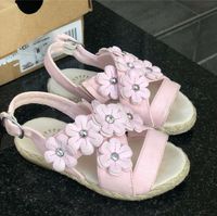 UGG‼️Sandalen Rosa und Blumen Leder Gr.25 Neu‼️ Frankfurt am Main - Eckenheim Vorschau